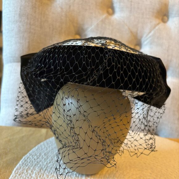 Women's Vintage 1940's-1950 Black Dress Hat with Netting.  Discount Shipping - Picture 1 of 4
